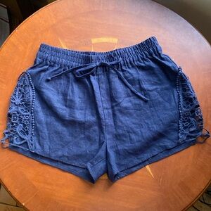 A. Byer Navy Linen Shorts with decorative cutouts Size M